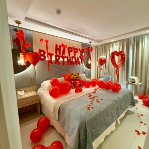 Cumpleaños con globos en habitación de hotel en Mallorca