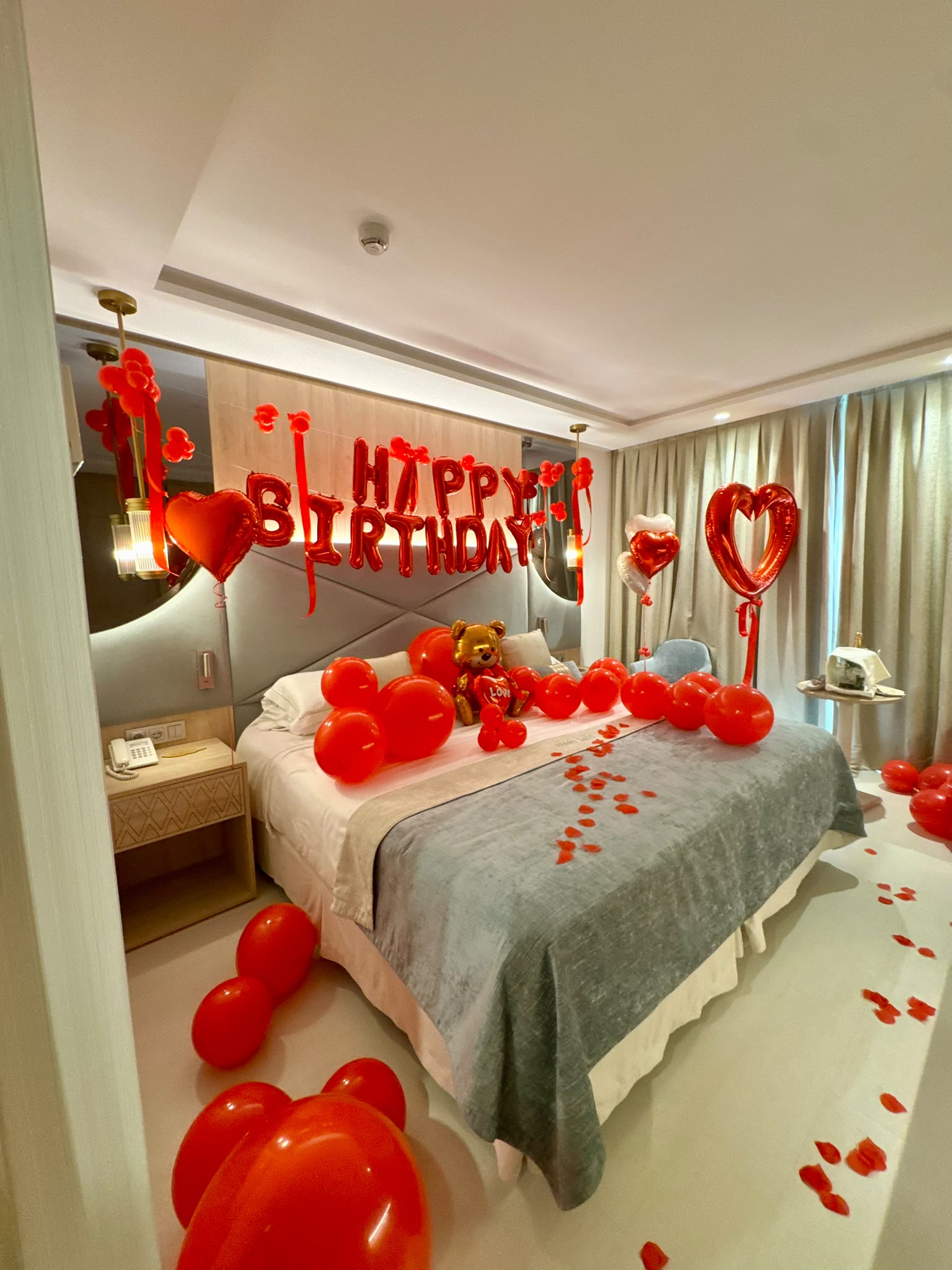 Cumpleaños con globos en habitación de hotel en Mallorca